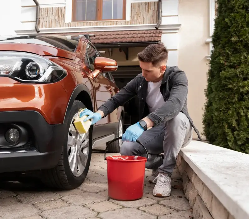 Lavage auto à domicile Sant'Antonino : professionnel intervenant sur un véhicule